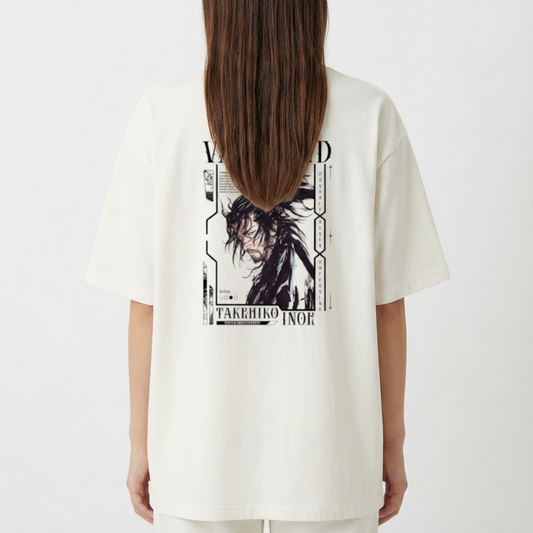 Camiseta com estampa frontal de número estilizado e estampa traseira de arte detalhada de personagem fictício com cabelo longo e texto decorativo.