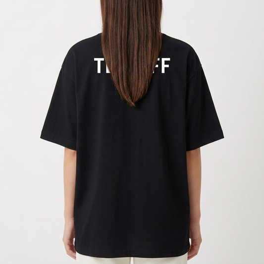 Camiseta com estampa frontal de texto estilizado "TïFF" e estampa traseira de "TEAM FF" em letras maiúsculas.