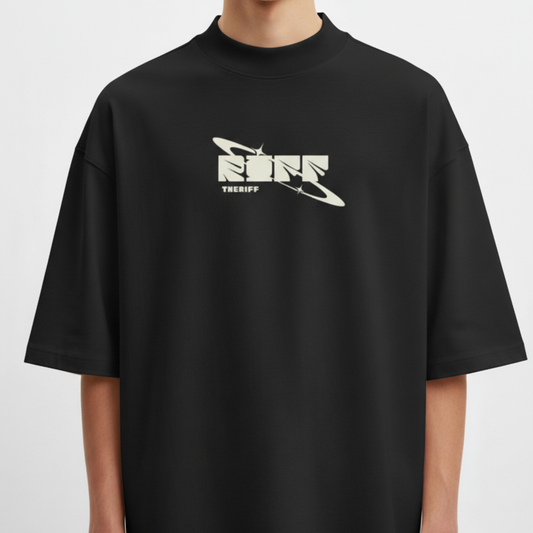 Camiseta com estampa frontal de texto estilizado com efeito 3D, acompanhada por órbita circular e detalhes geométricos, formando um design moderno.