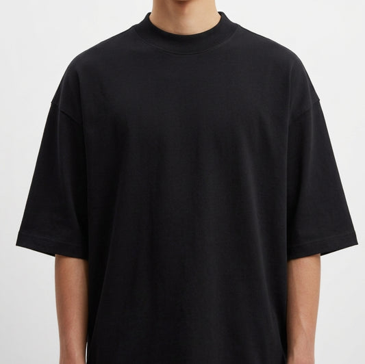 Camiseta sem estampa visível na imagem.