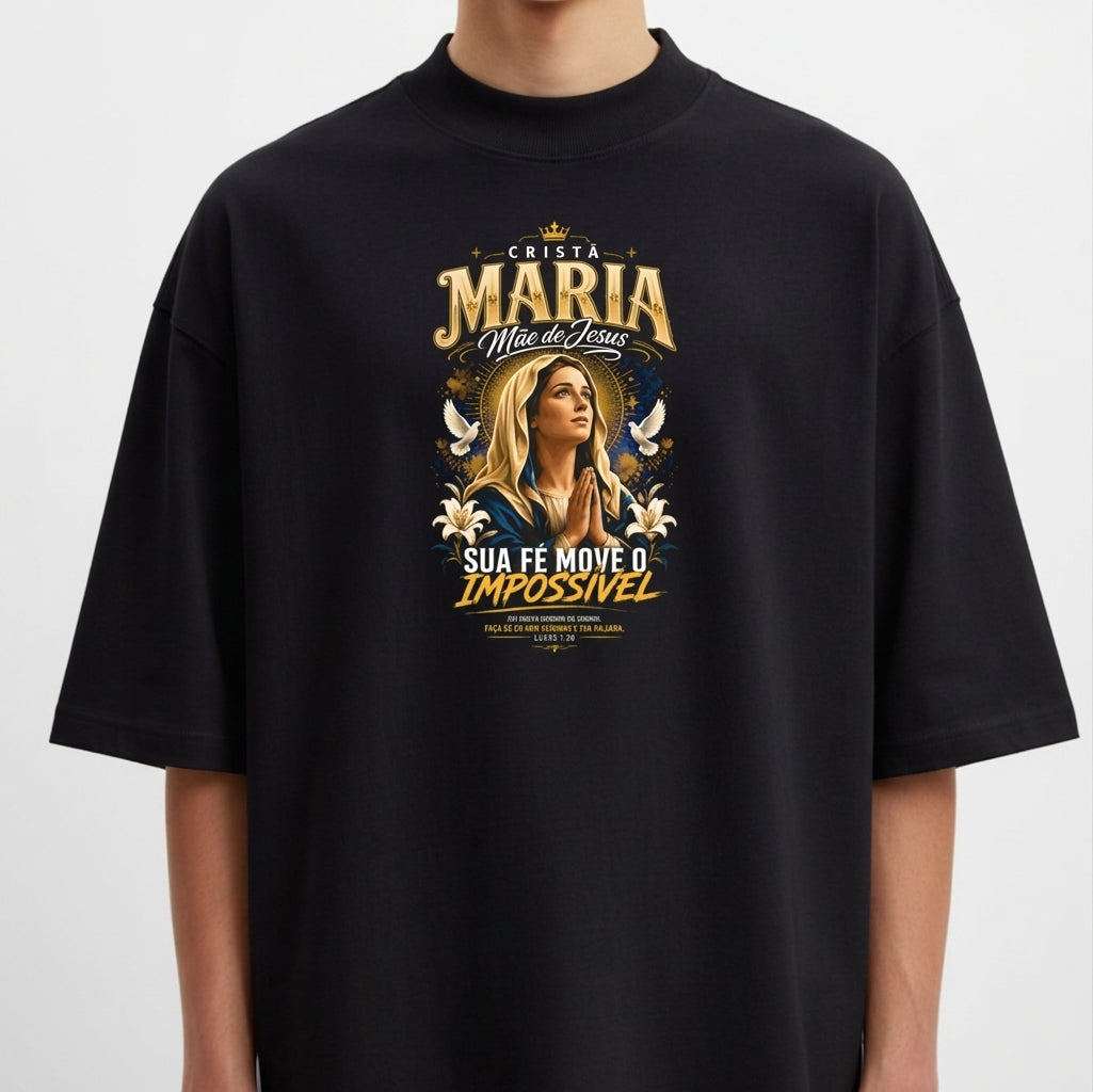 Camiseta com estampa frontal de ilustração centralizada de uma figura feminina com escritos decorativos ao redor, incluindo uma mensagem de fé e inspiração.