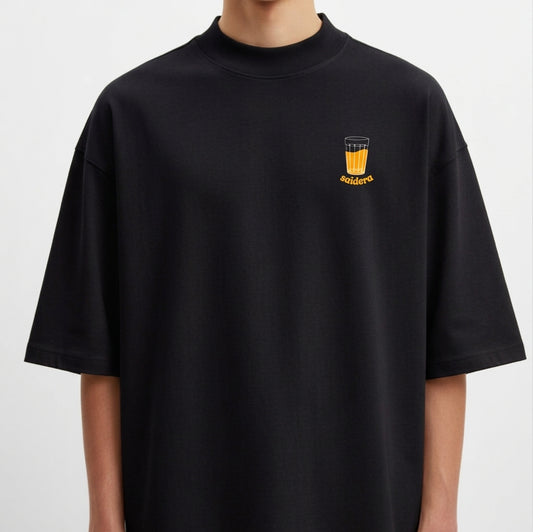 Camiseta com estampa frontal de um copo contendo uma bebida espumante e a palavra "sondero" logo abaixo, em estilo casual e descontraído.