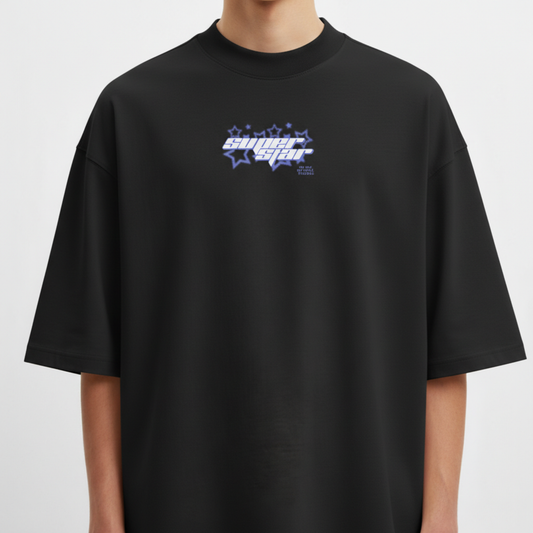 Camiseta com estampa frontal de texto estilizado "super star" rodeado por estrelas diversas, proporcionando um visual energético e moderno.