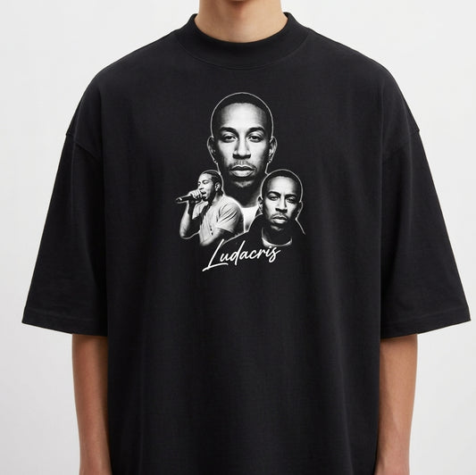 Camiseta com estampa frontal de três retratos detalhados de um artista em diferentes poses, com um nome em estilo caligráfico destacado abaixo.