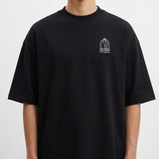 Camiseta com estampa frontal de uma gaiola estilizada acompanhada da palavra "RECORDS" em letras pequenas, criando um design minimalista e moderno.