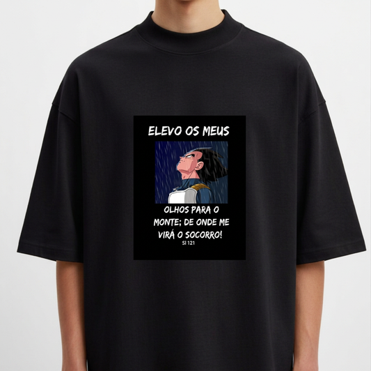 Camiseta com estampa frontal de um personagem animado olhando para cima sob chuva, acompanhado da frase "ELEVO OS MEUS OLHOS PARA O MONTE; DE ONDE ME VIRÁ O SOCORRO?" e referência a Salmo 121.