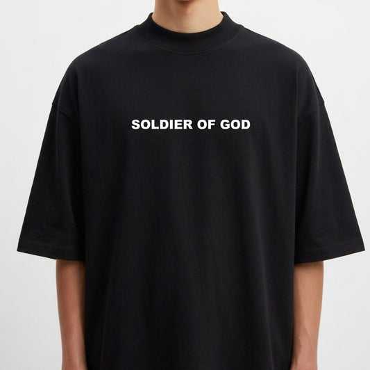 Camiseta com estampa frontal de texto "SOLDIER OF GOD" em tipografia destacada e centralizada.