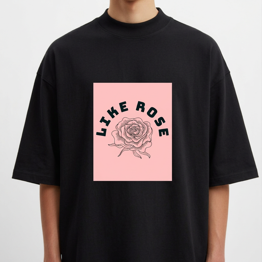 Camiseta com estampa frontal de uma rosa detalhadamente desenhada, acompanhada pela frase "LIKE ROSE" disposta em arco acima da imagem.