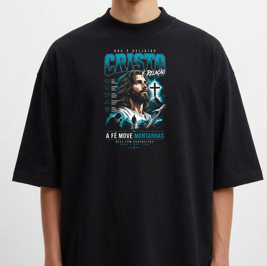 Camiseta com estampa frontal de Jesus Cristo com cabelo longo, barba, vestimentas tradicionais, cruz ao lado e texto "Cristo é relação, a fé move montanhas".
