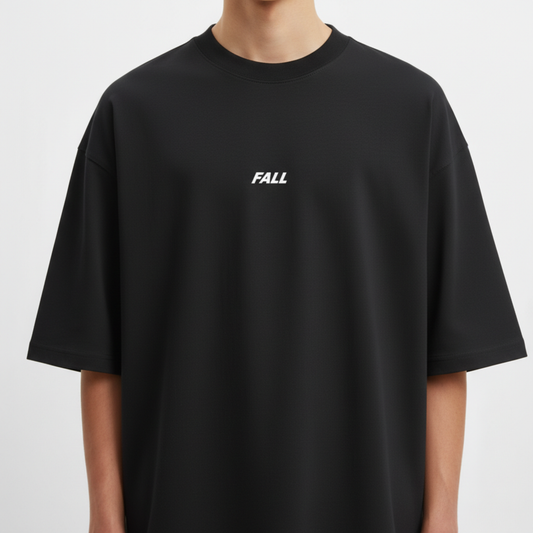 Camiseta com estampa frontal de "FALL" em letras maiúsculas, estilizadas e anguladas, posicionadas no centro do peito.