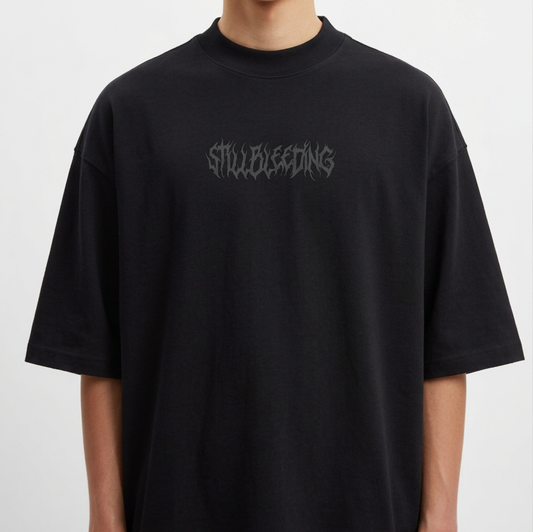 Camiseta com estampa frontal de texto artístico estilizado, formando palavras que sugerem um design impactante e intrigante.