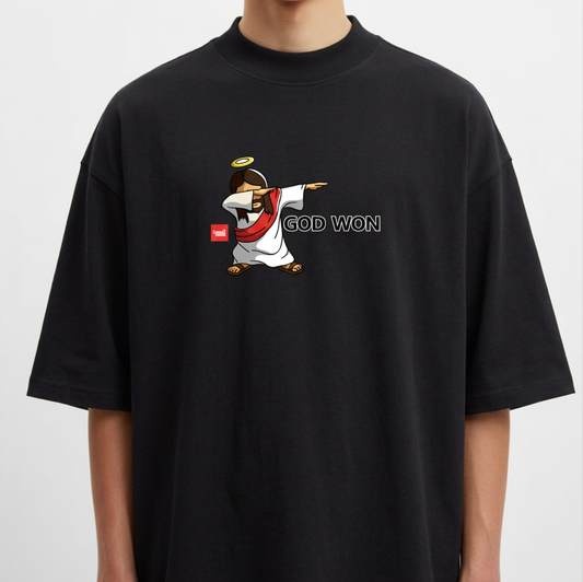 Camiseta com estampa frontal de figura realizando um gesto de dabbing, com auréola, manto vermelho e texto "God Won" ao lado direito.