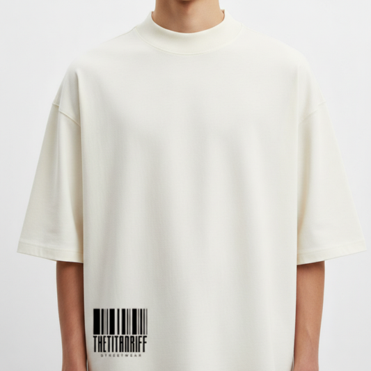 Camiseta com estampa frontal de um código de barras estilizado acompanhado de letras em um design moderno.
