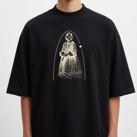 Camiseta com estampa frontal de figura retrô em traje antigo, com detalhe de arco em destaque ao redor e um pequeno diamante no lado direito.