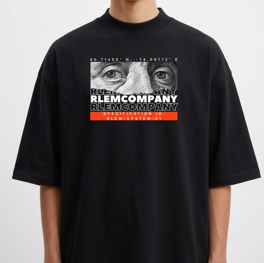 Camiseta com estampa frontal de olhos estilizados, coordenadas e texto "RLEMCOMPANY" repetido, além de "SPECIFICATION ID: RLEM-SYSTEM-01" em destaque.