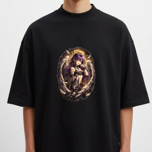 Camiseta com estampa frontal de figura angelical, equipada com armas, cercada por asas detalhadas e um halo luminoso destacando-se ao redor.
