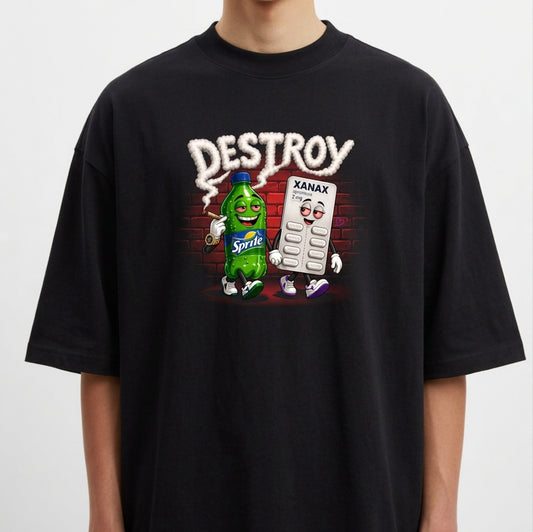 Camiseta com estampa frontal de uma garrafa antropomorfizada com óculos escuros, segurando um cigarro, ao lado de uma cartela de comprimidos sorridente sob a palavra "DESTROY".
