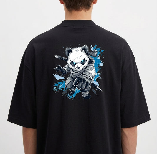 Camiseta com estampa frontal de tipografia estilizada "Lunova" e estampa traseira de panda guerreiro com espada e fundo splash detalhado.