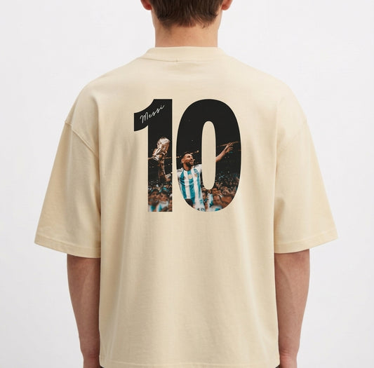 Camiseta com estampa traseira de número grande "10" ilustrando jogador em ação segurando troféu, com assinatura sobreposta e multidão ao fundo.