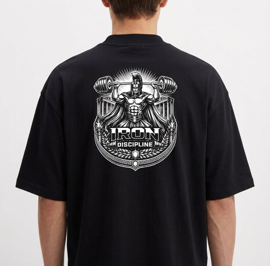 Camiseta com estampa traseira de figura mitológica musculosa levantando halteres, cercada por ornamentos clássicos e a inscrição "Iron Discipline".