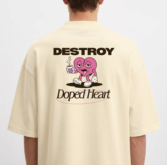 Camiseta com estampa frontal de "DESTROY" em fonte estilizada e estampa traseira de personagem em forma de coração rosa segurando bebida, com textos "DESTROY" e "Doped Heart".
