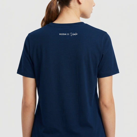 Camiseta com estampa frontal de linhas horizontais estilizadas atravessadas por uma forma circular e estampa traseira com texto pequeno "Moda de Unic" sob a gola.