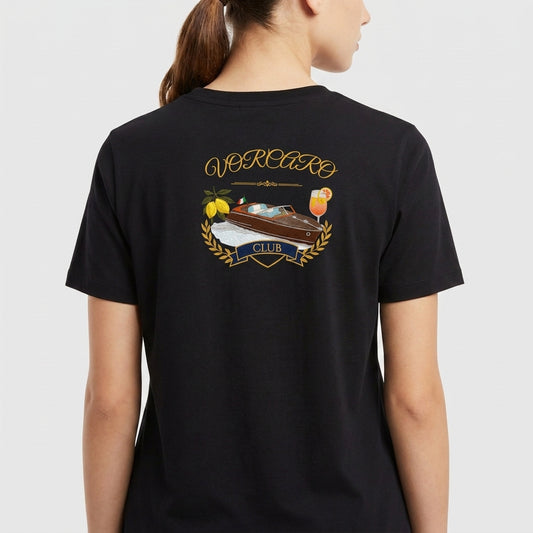 Camiseta com estampa frontal de "D' Lorenzi" em tipografia elegante e estampa traseira de barco cercado por limão, coquetel, coroa de louros e "VORCARO CLUB".