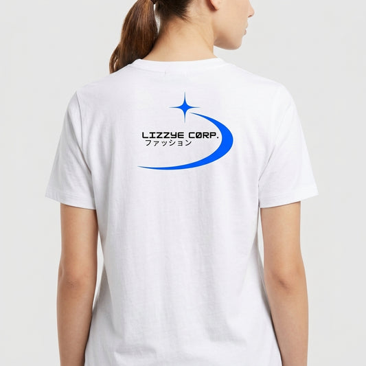 Camiseta com estampa frontal de "Lizzye Corp." em letras estilizadas e símbolo estelar acompanhada de caracteres japoneses, e estampa traseira replicando o logo com maior destaque.