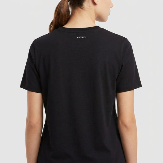 Camiseta com estampa frontal de texto pequeno "M.G." no canto inferior e estampa traseira de texto "MAIN M" próximo à gola.