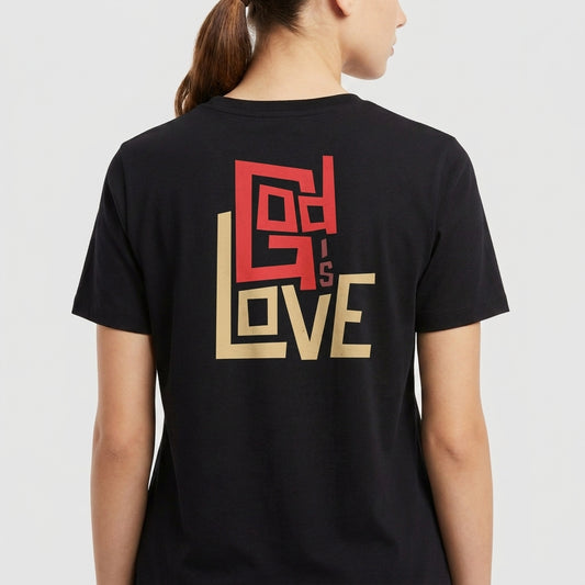 Camiseta com estampa frontal de texto estilizado "God is Love" em linha minimalista e estampa traseira ampliada, realçando o design geométrico do texto.
