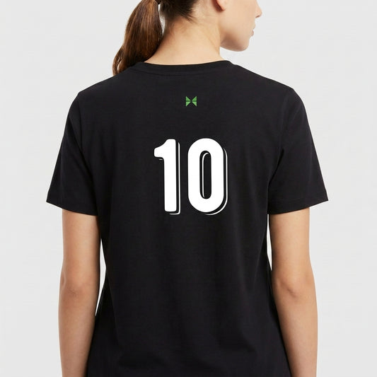Camiseta com estampa frontal de texto "BRASIL" arqueado sobre cinco estrelas e estampa traseira do número "10" centralizado abaixo de um pequeno ícone.