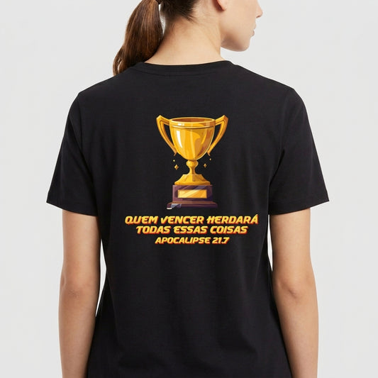 Camiseta com estampa frontal de troféu dourado pequeno e estampa traseira de troféu maior com texto "QUEM VENCER HERDARÁ TODAS ESSAS COISAS APOCALIPSE 21:7".