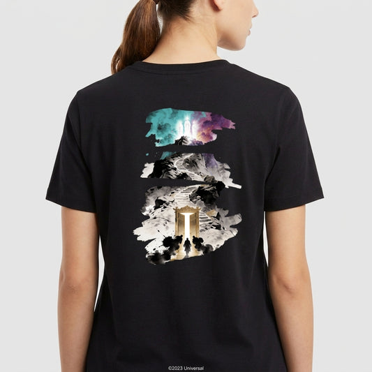Camiseta com estampa frontal de um braço segurando uma coroa e estampa traseira de um portal rodeado por paisagens oníricas em um estilo artístico abstrato.