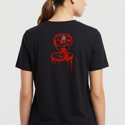 Camiseta com estampa frontal de letras estilizadas e gotejantes "NO MERCY CLUB" e estampa traseira de uma cobra em posição agressiva com efeito escorrido.