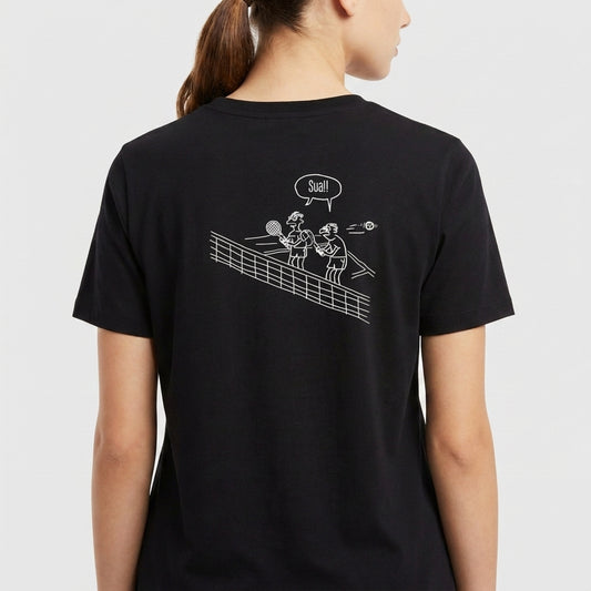 Camiseta com estampa frontal de texto estilizado "10nis" e estampa traseira de ilustração de duas pessoas jogando tênis com fala "Sque!" em quadrinho.