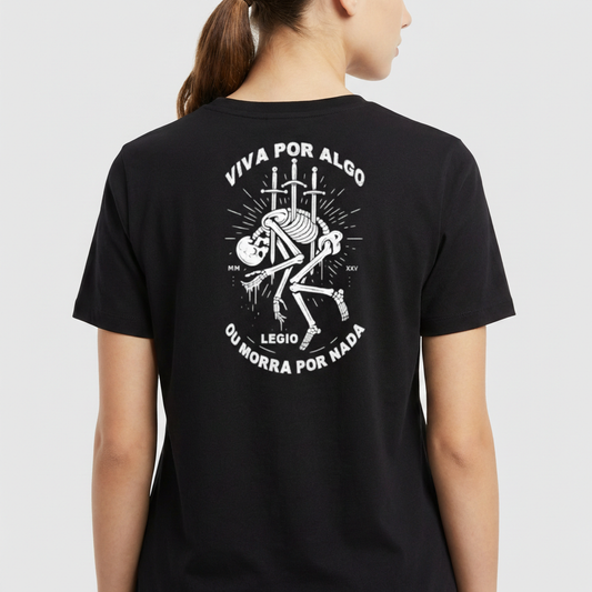 Camiseta com estampa frontal de esqueleto sobre espadas e texto "LEGIO", e estampa traseira de esqueleto com espadas e slogan "VIVA POR ALGO OU MORRA POR NADA".