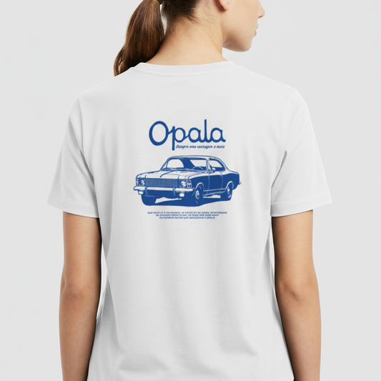 Camiseta com estampa frontal de "Opala" em fonte estilizada e estampa traseira de carro clássico com a palavra "Opala" em destaque acima.