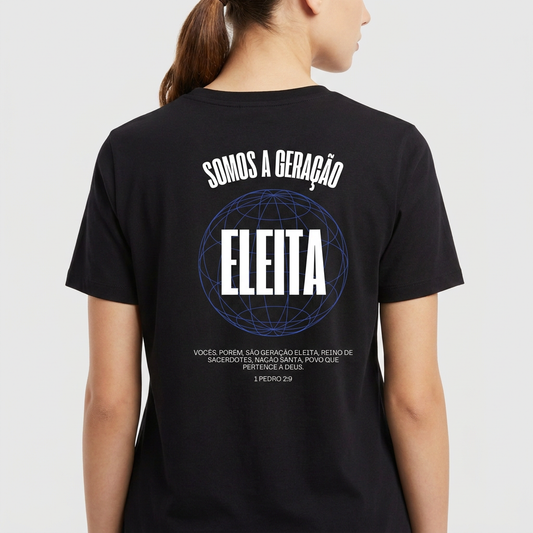 Camiseta com estampa frontal de cruz vertical com detalhes finos e estampa traseira com frase "SOMOS A GERAÇÃO ELEITA", globo de linhas e citação bíblica.