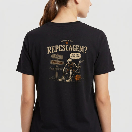 Camiseta com estampa frontal de "Basquete Bonito" com uma bola e estampa traseira de esqueleto com placas de "Repescagem?" e referências à escolhas.