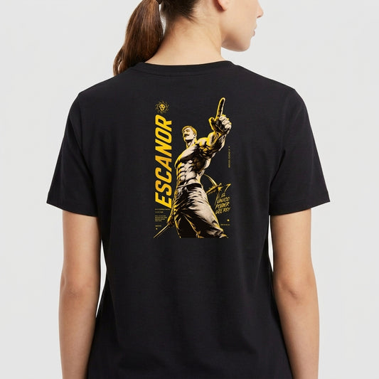 Camiseta com estampa frontal de texto "QUEM DECIDIU ISSO?" em formato de bigode e cabelos estilizados, e estampa traseira de personagem imponente nomeado "Escanor" em pose confiante, acompanhado de textos estilizados e elementos gráficos.