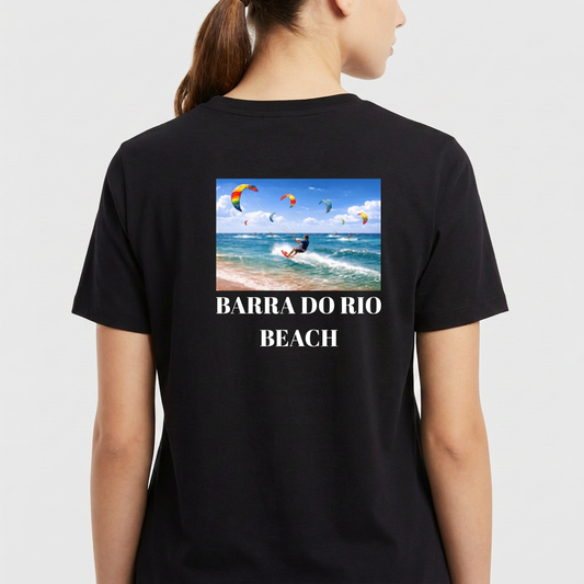 Camiseta com estampa frontal de ícone minimalista e estampa traseira de praia com praticantes de kitesurf em cena ao mar, acompanhada da frase "Barra do Rio Beach".