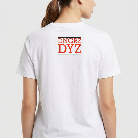 Camiseta com estampa frontal de "KIDS OF THE BLACK HOLE" em tipografia estilizada e estampa traseira de "DNGRZ DYZ" centralizada abaixo de uma linha.