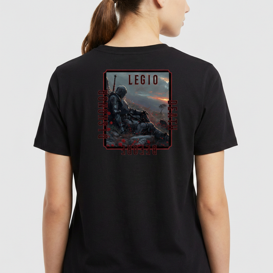 Camiseta com estampa frontal de mão metálica segurando uma rosa e texto vertical. Estampa traseira de guerreiro medieval em paisagem épica com textos adjacentes.