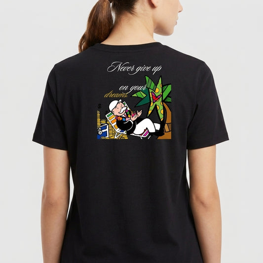 Camiseta com estampa frontal de escrita estilizada vertical no lado direito e estampa traseira de imagem colorida de personagem relaxando com frase inspiradora.