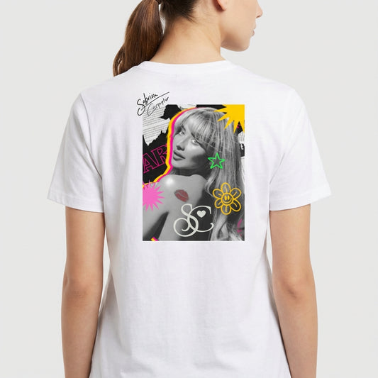 Camiseta com estampa frontal de marcas de batom vermelho e assinatura artística e estampa traseira de colagem com retrato feminino, flores e cores vibrantes.