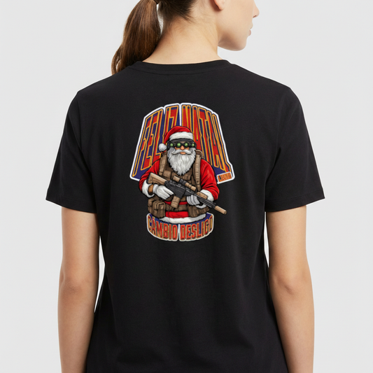 Camiseta com estampa frontal de um pequeno logotipo retangular com a palavra "Legion" e estampa traseira de Papai Noel armado com mensagem "Feliz Natal, câmbio desligo".