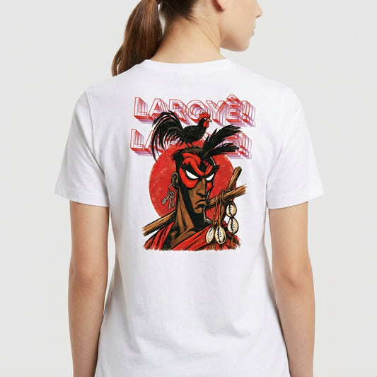 Camiseta com estampa frontal de símbolo circular minimalista com tridente e estampa traseira de guerreiro estilizado com cocar e galo sobre fundo circular.