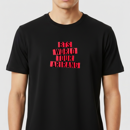 Camiseta com estampa frontal de texto composto por "BTS", "WORLD", "TOUR", "ARIRANG" em letras maiúsculas, com cada palavra destacada sobre barras.