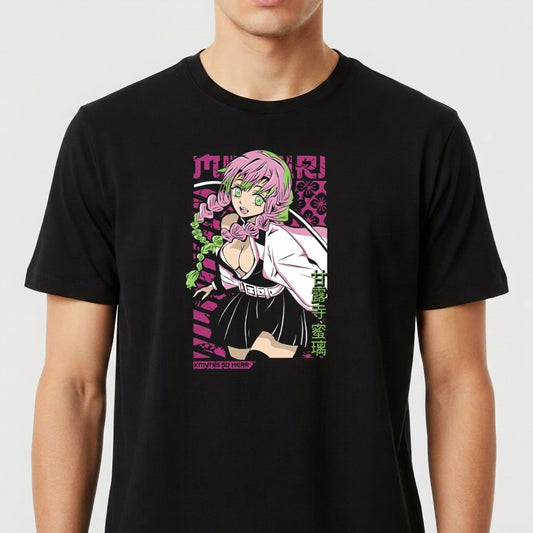 Camiseta com estampa frontal de personagem de anime, cabelos com tranças e envolvendo motivos florais e geométricos, acompanhada de caracteres japoneses.