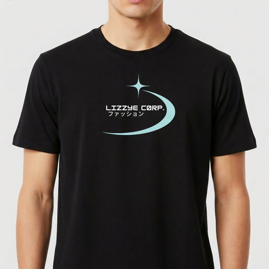 Camiseta com estampa frontal de logo estilizado com escrita "Lizzye Corp." e caracteres japoneses, acompanhados de um elemento gráfico curvo e estrela acima.